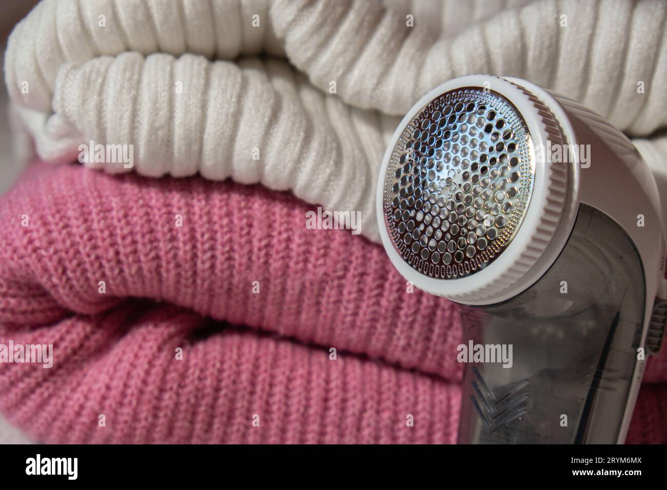 Rasoir anti-boulochage. Dispositif pour raser des vêtements. Rasoir à tissu anti-peluche. Détonateur de peluches électrique portatif pour chandail Banque D'Images