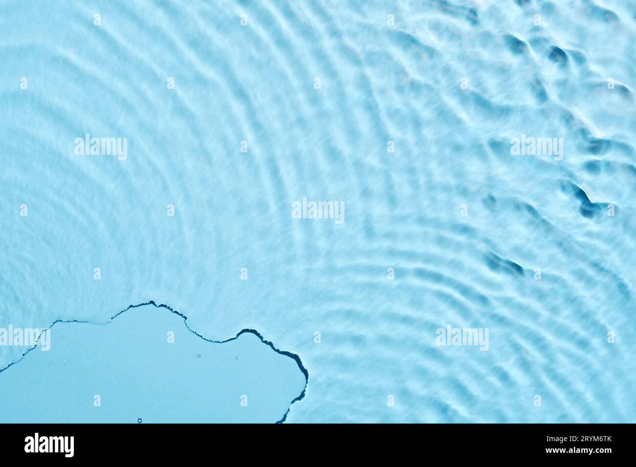 Hydratant cosmétique eau micellaire. Arrière-plan ondulé liquide transparent abstrait. Mise au point douce Banque D'Images
