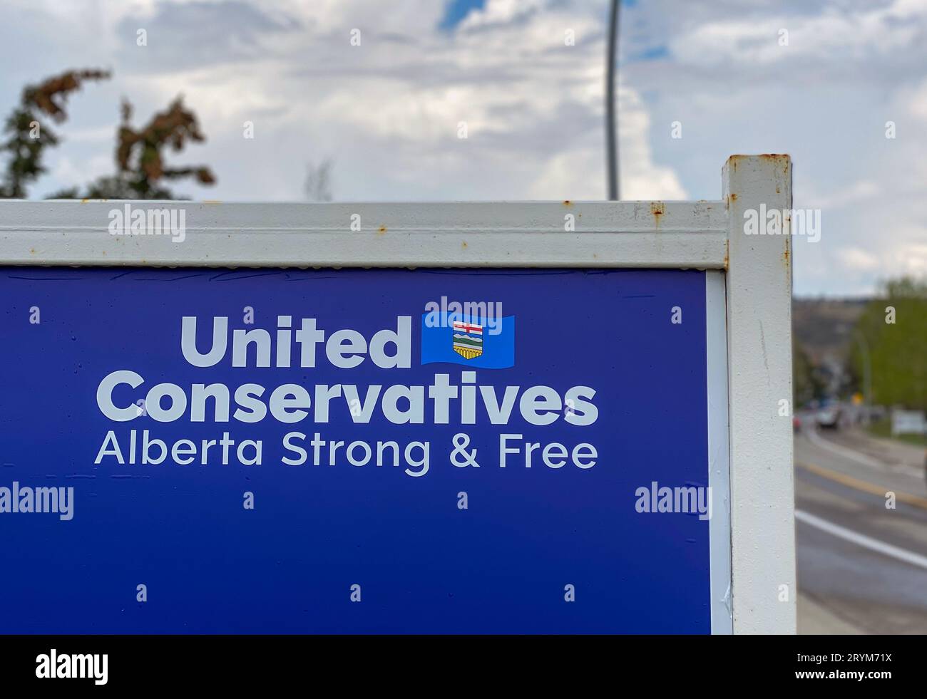 Calgary, Alberta, Canada. 9 mai 2023. Un gros plan sur une affiche du Parti conservateur Uni avec le texte : Alberta Strong and Free. C Banque D'Images