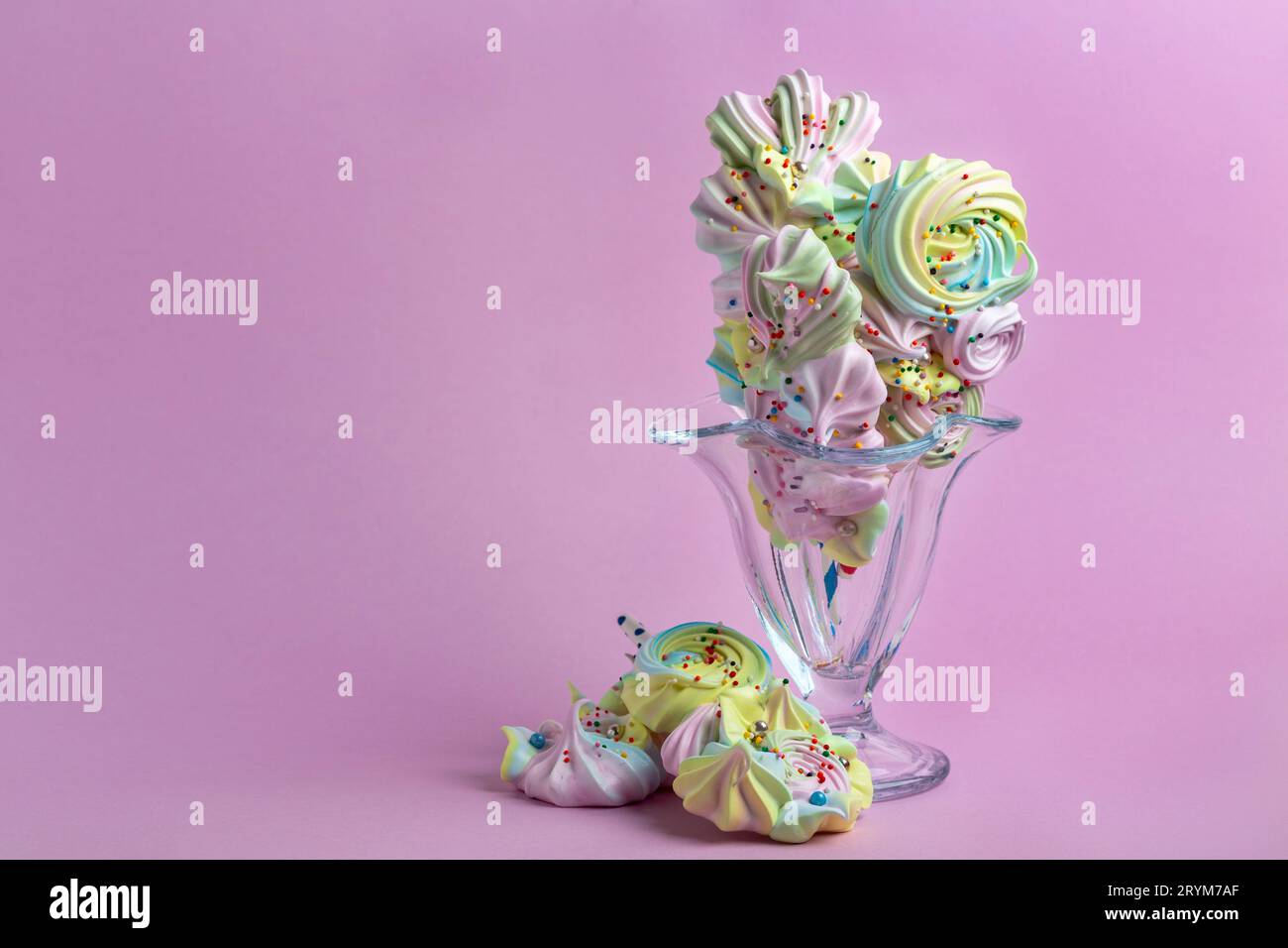 Sucette de meringue colorée. Banque D'Images Sucette de meringue colorée. Banque D'Images