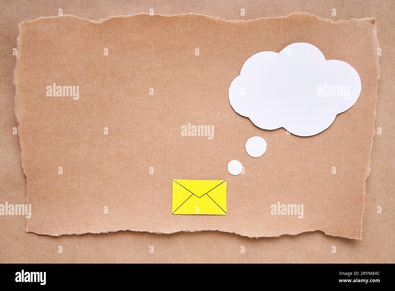 Morceau déchiré de papier artisanal avec icône d'email et bulle de discours vide, style d'art de papier. Carte de voeux, lettre, maquette d'invitation Banque D'Images