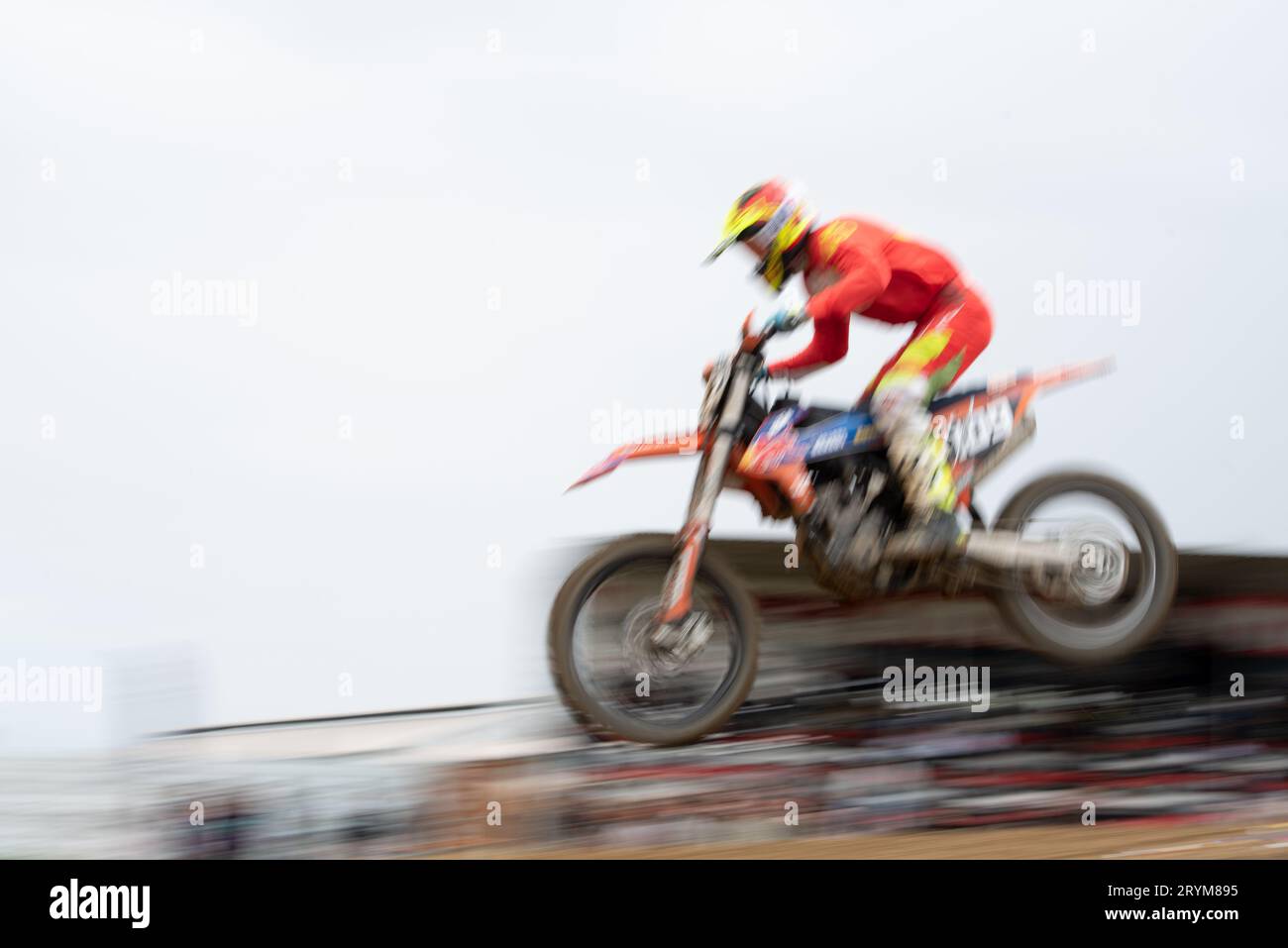Un athlète non reconnu qui fait du vélo de sport sautant dans les airs lors d'une course de motocross. Sport extrême à vitesse rapide Banque D'Images