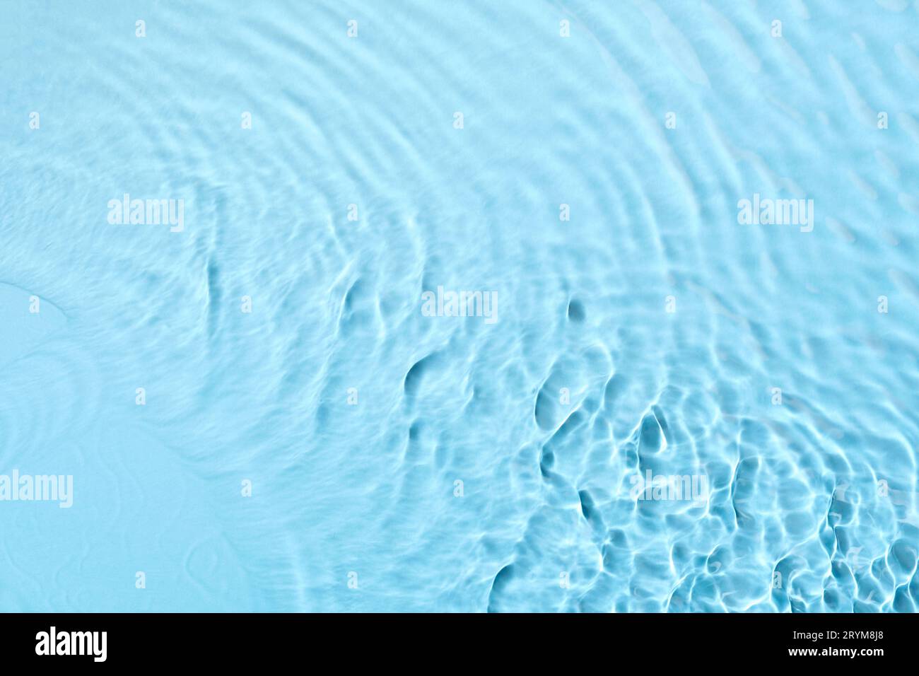 Hydratant cosmétique eau micellaire. Arrière-plan ondulé liquide transparent abstrait. Mise au point douce Banque D'Images
