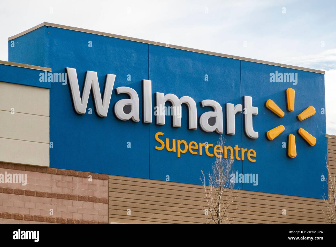 Calgary, Alberta, Canada. 11 mai 2023. Un panneau de supercentre Walmart à une entrée. Banque D'Images