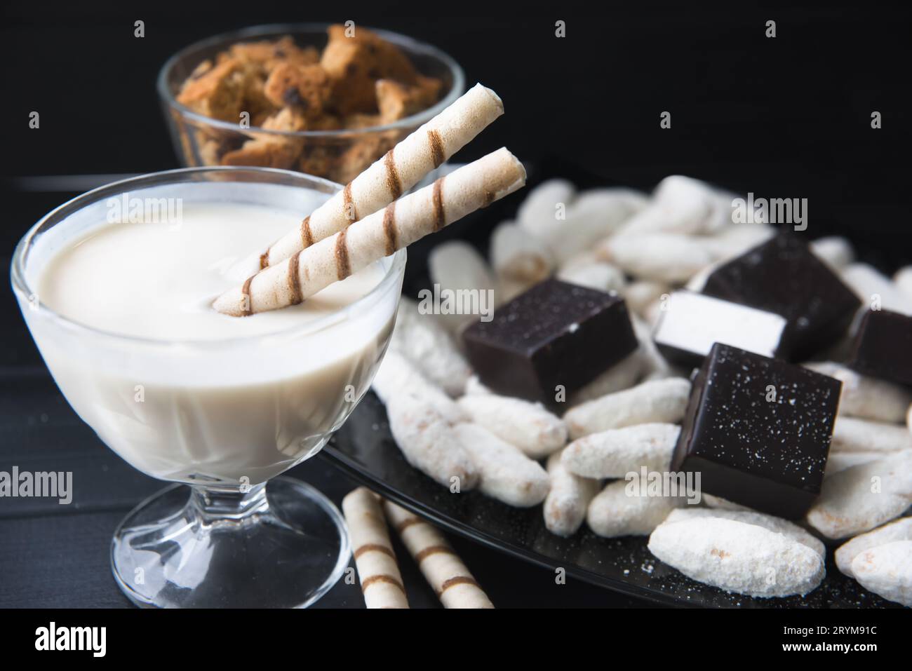 Bonbons, pailles dans la crème, biscuits et bonbons sur la table Banque D'Images