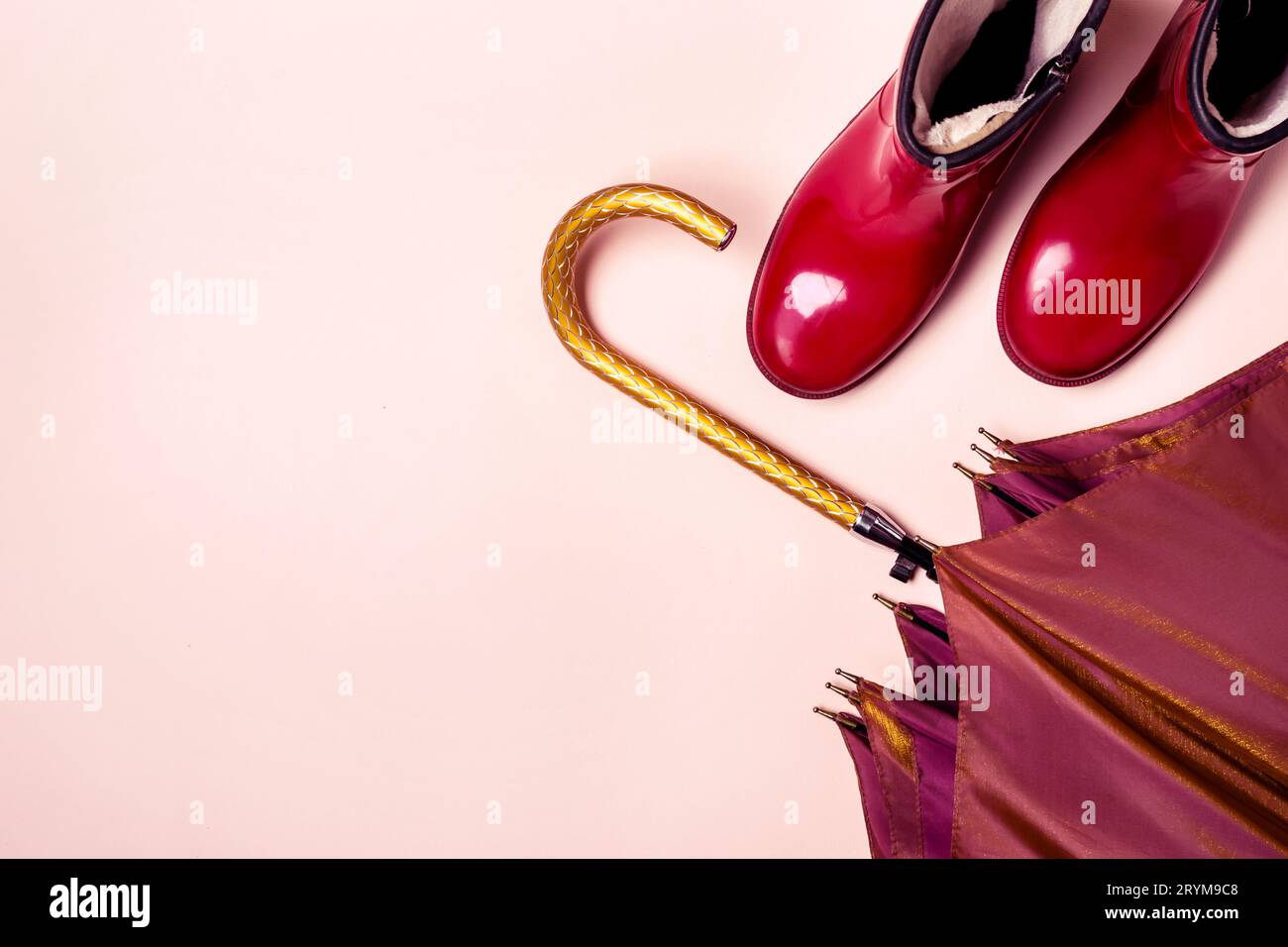 Vêtements féminins accessoires d'automne chaussures et parapluie sur fond de couleur pastel. Beauté et mode Banque D'Images