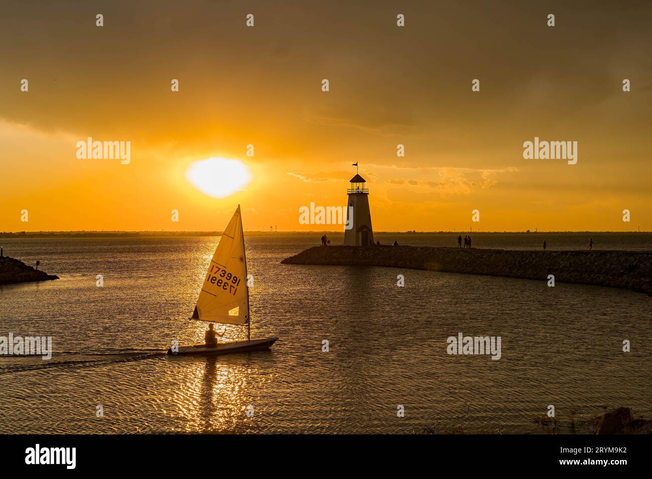 Paysage de coucher de soleil avec homme naviguant un bateau autour du lac Hefner à Oklahoma Banque D'Images