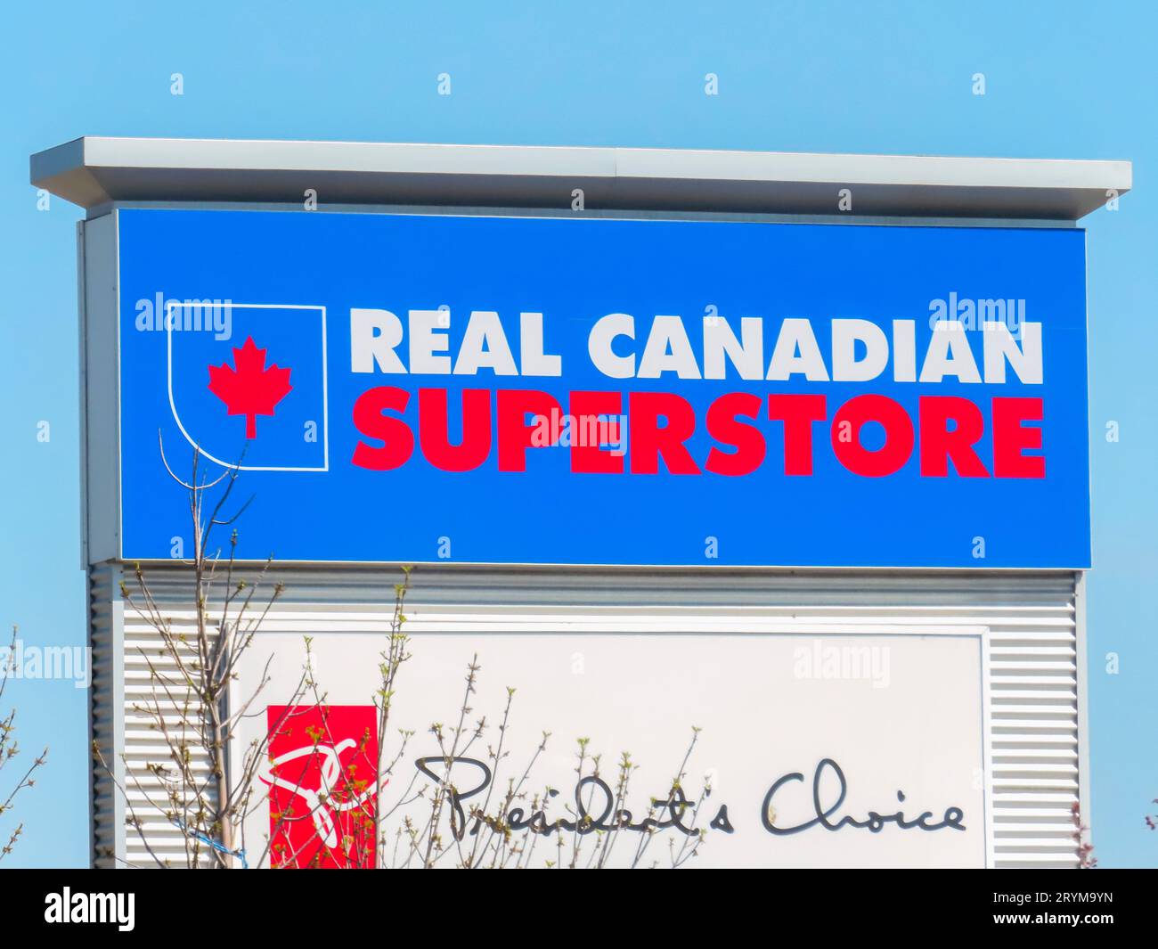 Calgary, Alberta, Canada. 12 mai 2023. Un vrai panneau extérieur de super marché canadien Superstore. Banque D'Images