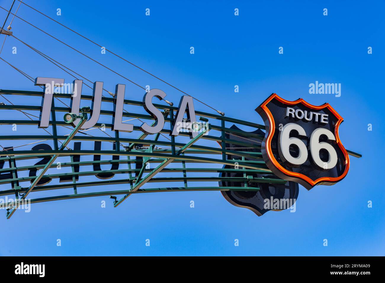Vue ensoleillée de la Tulsa route 66 panneau à Oklahoma Banque D'Images