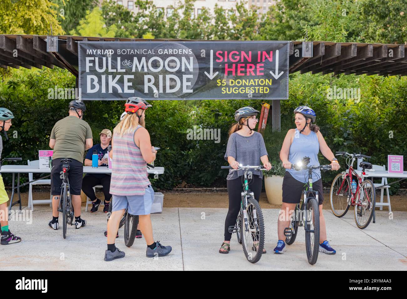 Oklahoma, septembre 29 2023 - beaucoup de gens se joignaient au Full Moon Bike Ride Banque D'Images