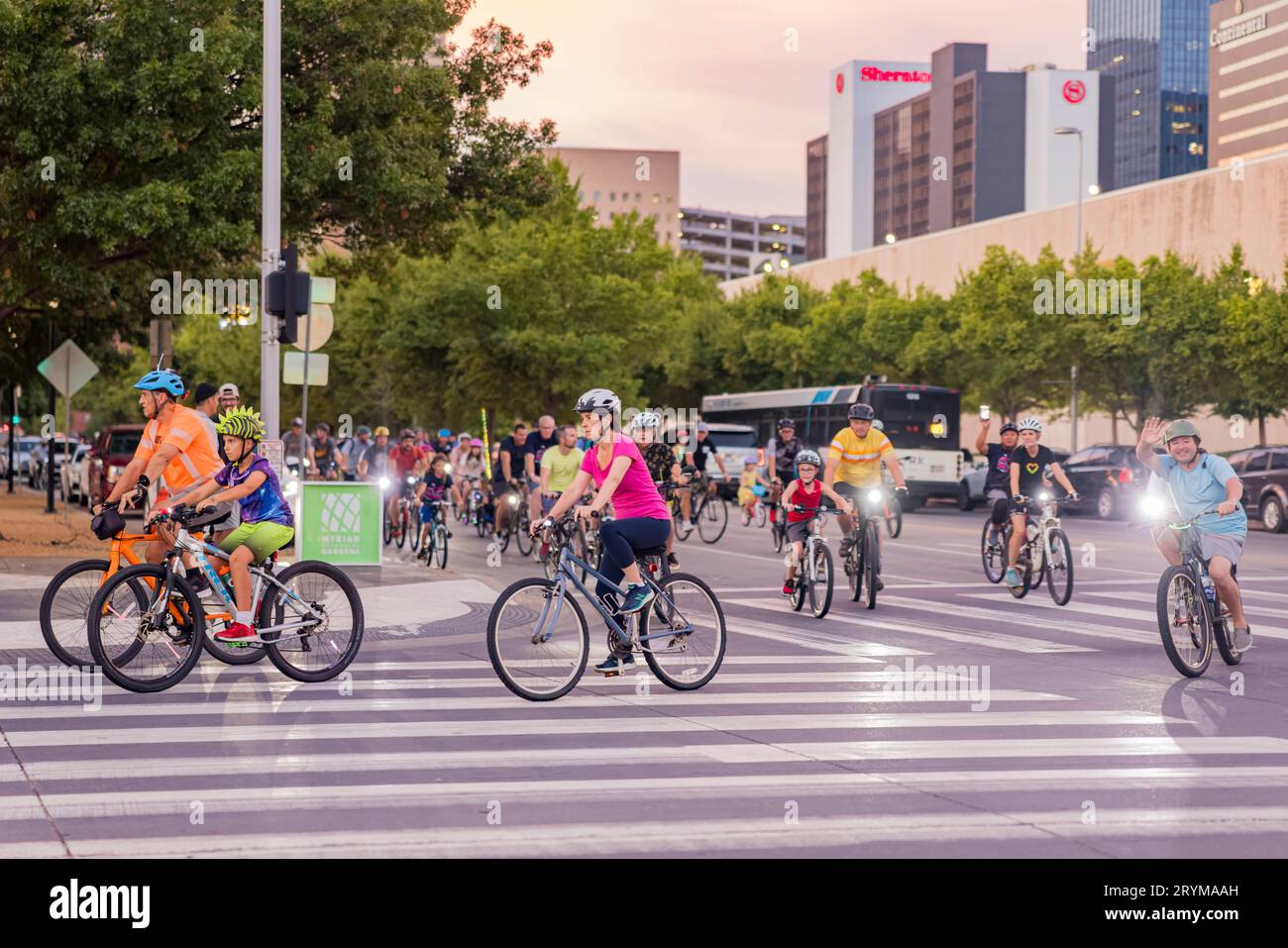 Oklahoma, septembre 29 2023 - beaucoup de gens se joignaient au Full Moon Bike Ride Banque D'Images
