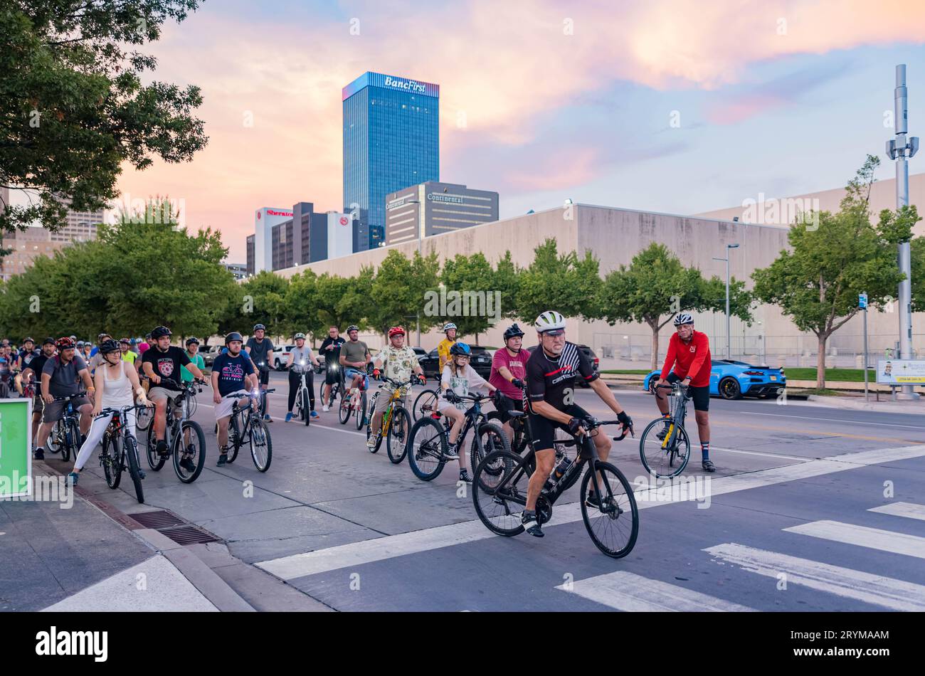 Oklahoma, septembre 29 2023 - beaucoup de gens se joignaient au Full Moon Bike Ride Banque D'Images