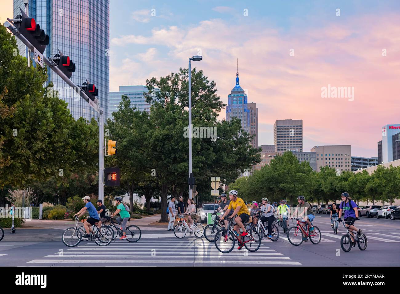 Oklahoma, septembre 29 2023 - beaucoup de gens se joignaient au Full Moon Bike Ride Banque D'Images
