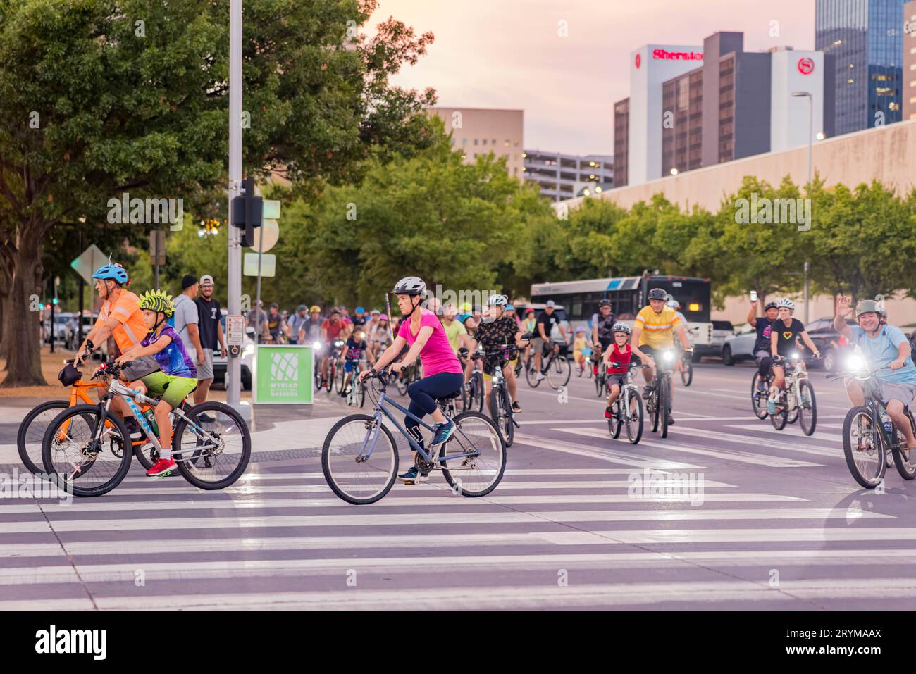 Oklahoma, septembre 29 2023 - beaucoup de gens se joignaient au Full Moon Bike Ride Banque D'Images
