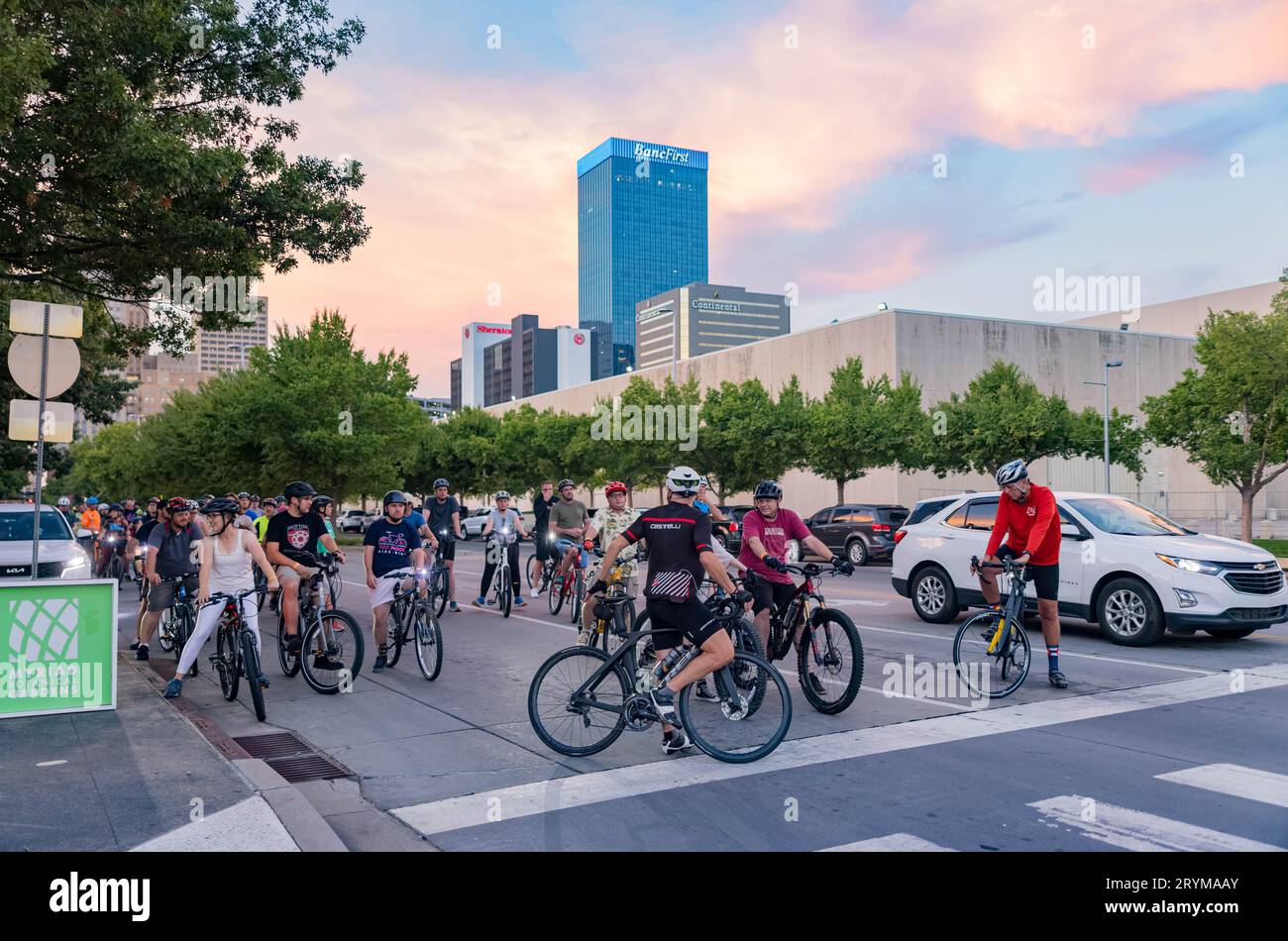 Oklahoma, septembre 29 2023 - beaucoup de gens se joignaient au Full Moon Bike Ride Banque D'Images
