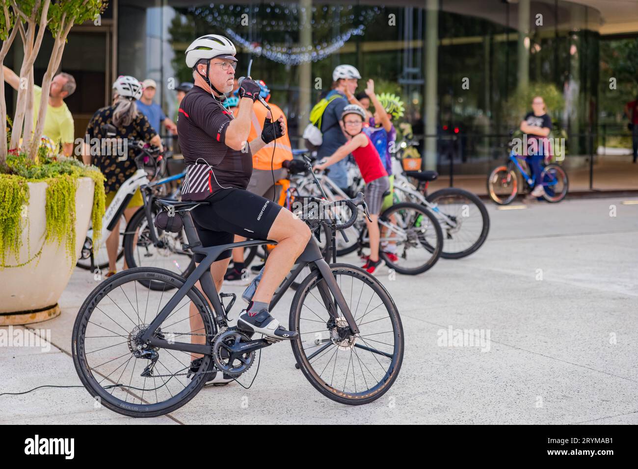 Oklahoma, septembre 29 2023 - beaucoup de gens se joignaient au Full Moon Bike Ride Banque D'Images