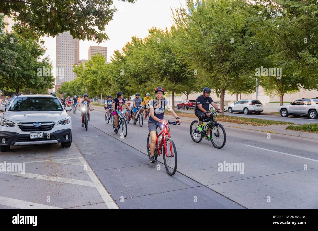Oklahoma, septembre 29 2023 - beaucoup de gens se joignaient au Full Moon Bike Ride Banque D'Images