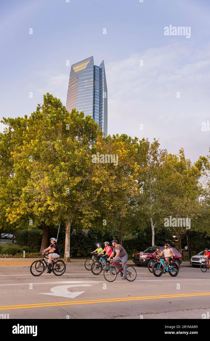 Oklahoma, septembre 29 2023 - beaucoup de gens se joignaient au Full Moon Bike Ride Banque D'Images