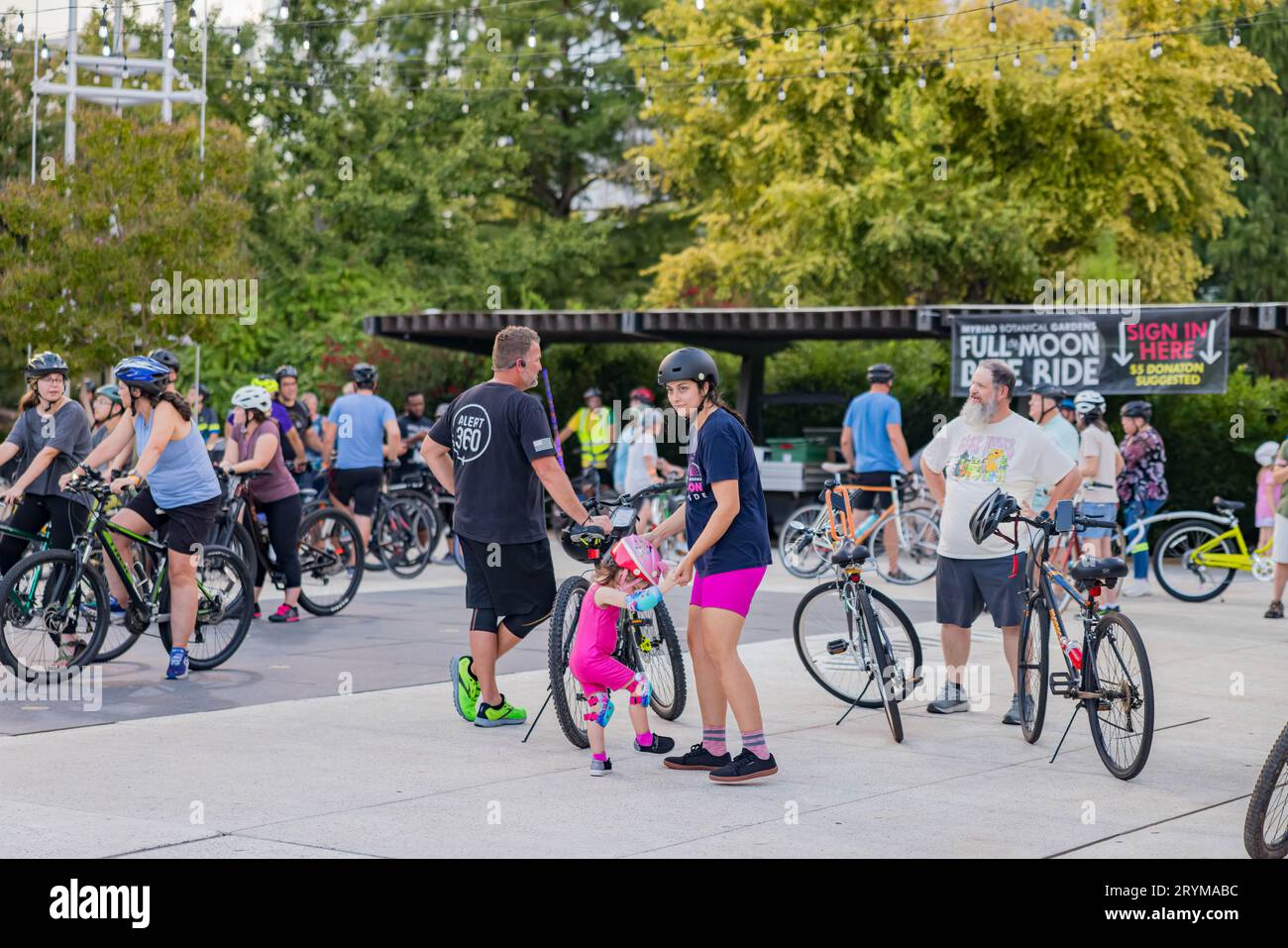 Oklahoma, septembre 29 2023 - beaucoup de gens se joignaient au Full Moon Bike Ride Banque D'Images