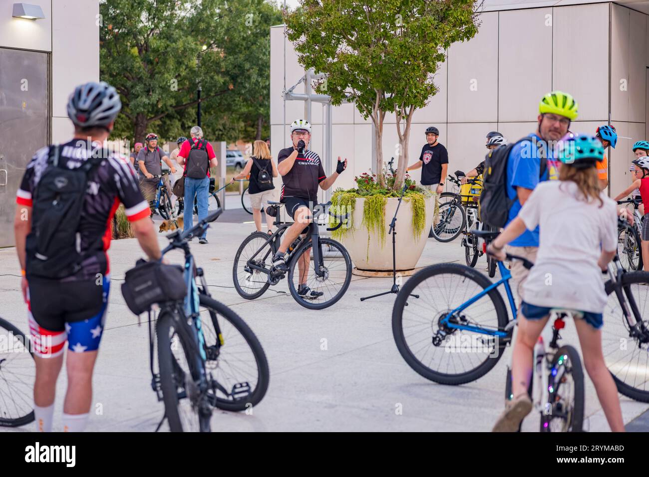 Oklahoma, septembre 29 2023 - beaucoup de gens se joignaient au Full Moon Bike Ride Banque D'Images