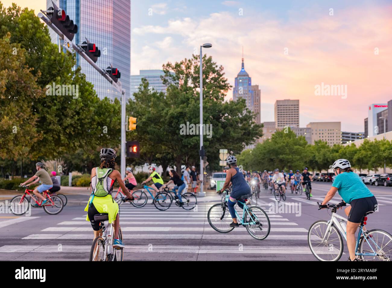 Oklahoma, septembre 29 2023 - beaucoup de gens se joignaient au Full Moon Bike Ride Banque D'Images