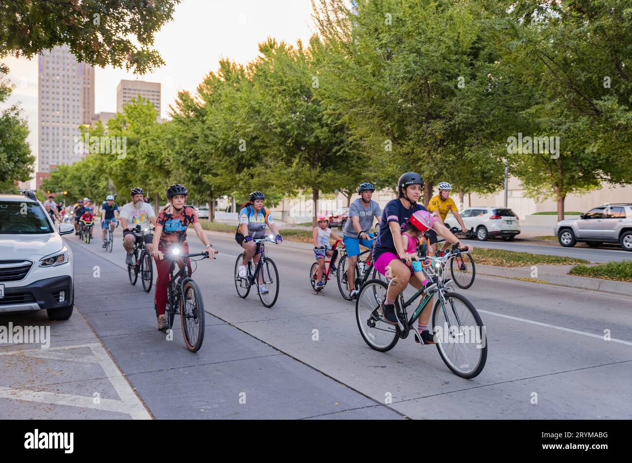 Oklahoma, septembre 29 2023 - beaucoup de gens se joignaient au Full Moon Bike Ride Banque D'Images