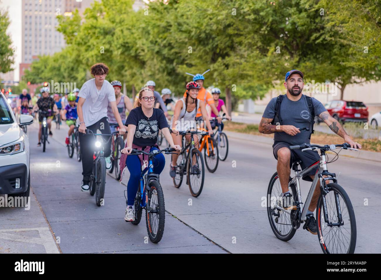 Oklahoma, septembre 29 2023 - beaucoup de gens se joignaient au Full Moon Bike Ride Banque D'Images