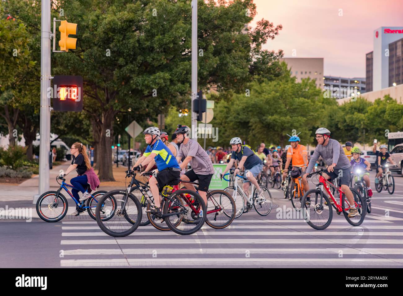 Oklahoma, septembre 29 2023 - beaucoup de gens se joignaient au Full Moon Bike Ride Banque D'Images