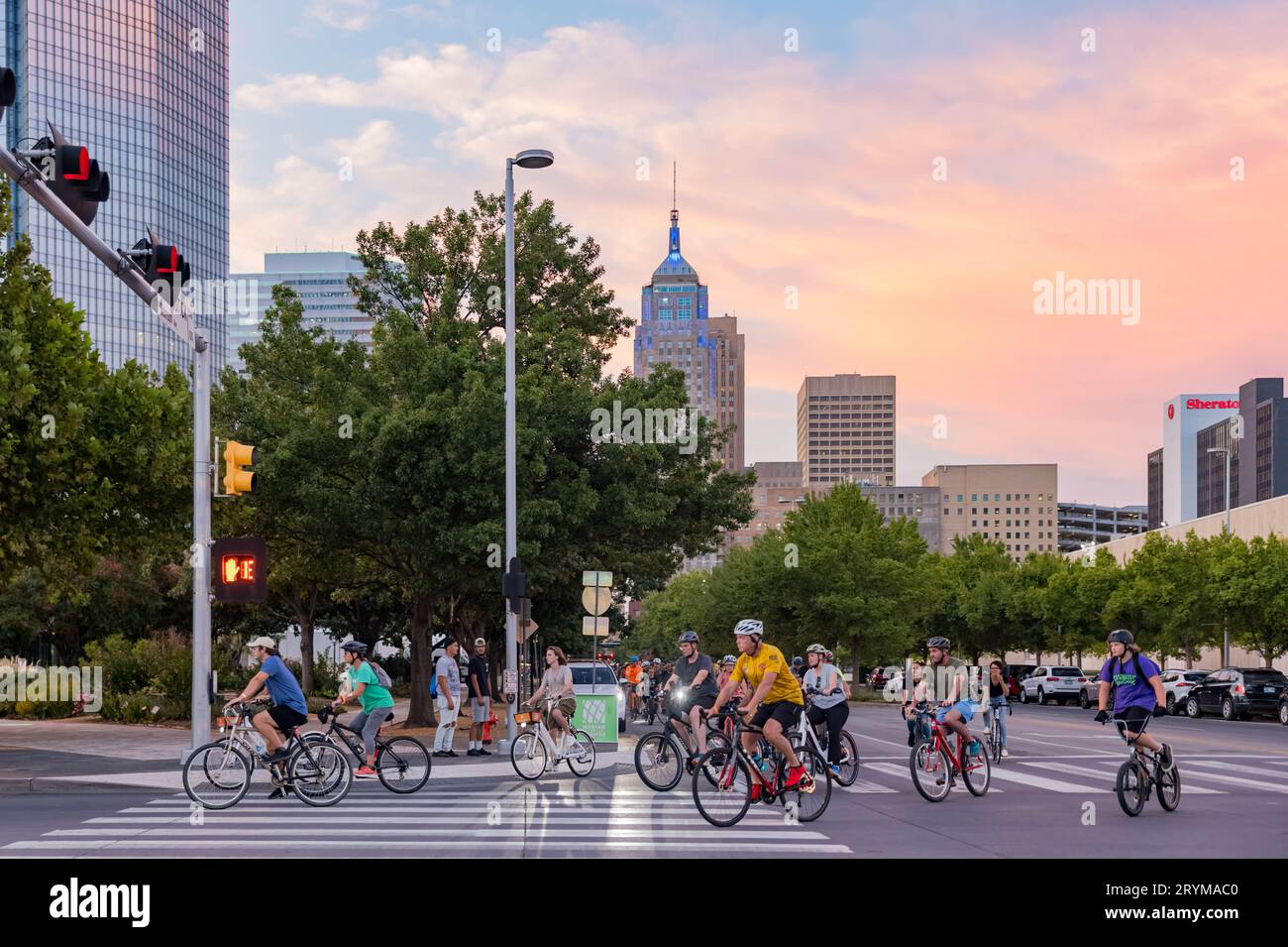 Oklahoma, septembre 29 2023 - beaucoup de gens se joignaient au Full Moon Bike Ride Banque D'Images