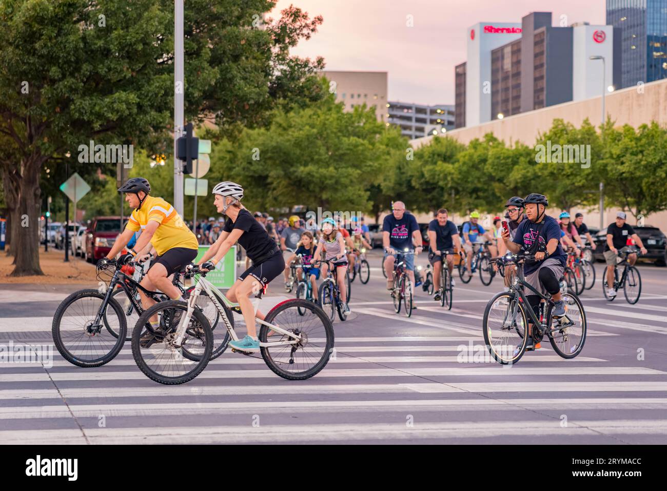 Oklahoma, septembre 29 2023 - beaucoup de gens se joignaient au Full Moon Bike Ride Banque D'Images