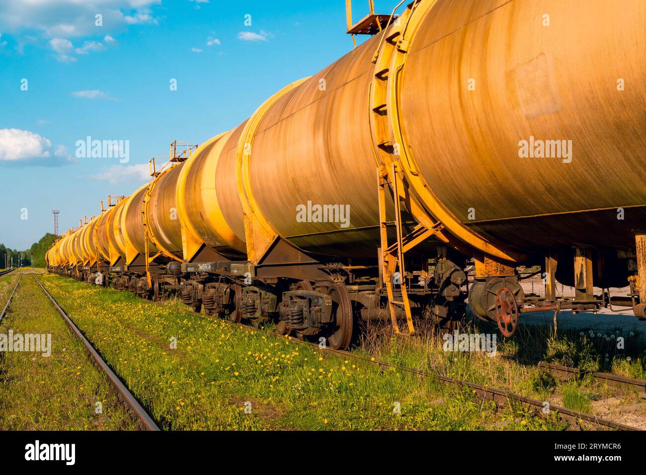 Railroad train wagons-citernes de transport de pétrole brut sur les pistes Banque D'Images