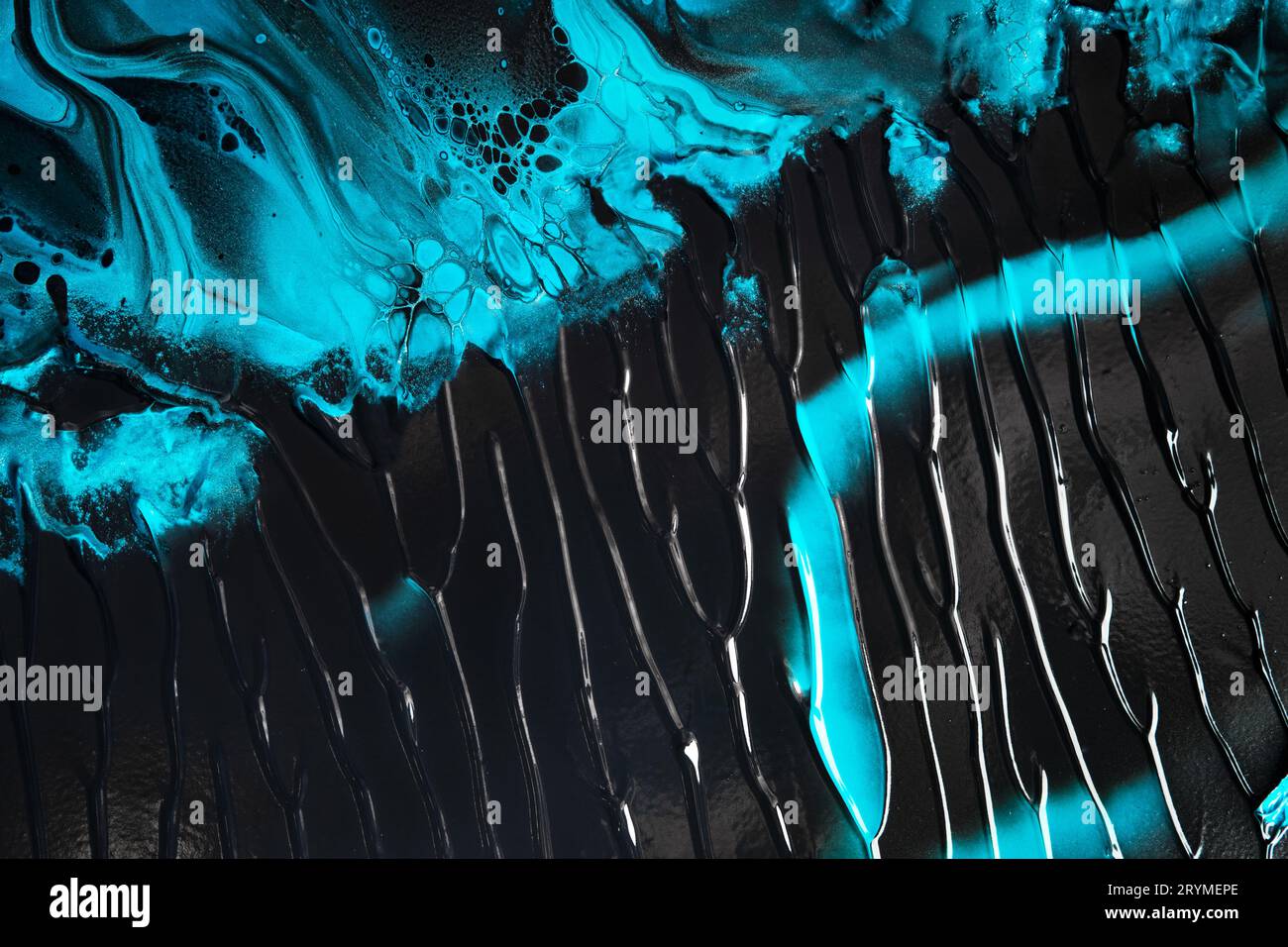 Fluide Art.. Vague abstraite bleue tourbillonne sur fond noir. Fond ou texture effet marbre Banque D'Images