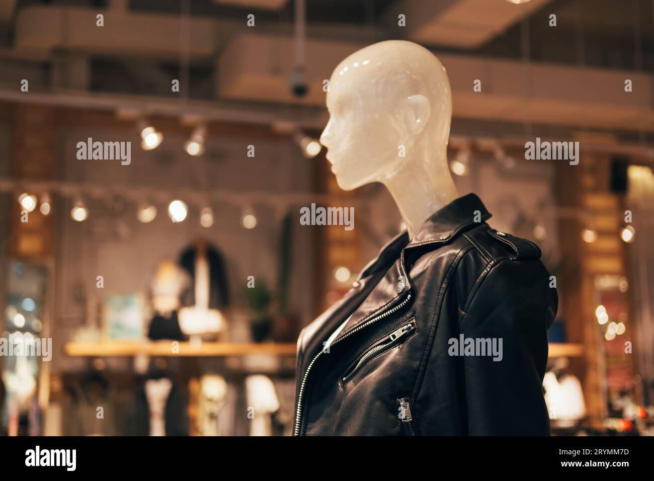 Mannequin en veste en cuir noir dans Fashion Store pour le shopping, la mode et la publicité Banque D'Images