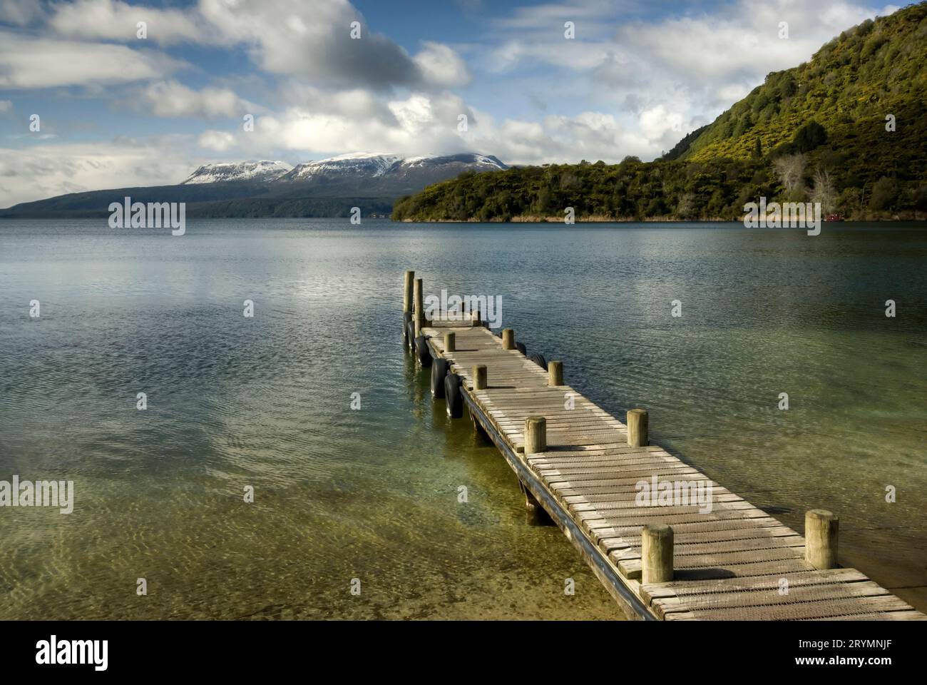 Neige hivernale sur le Mont Tarawera avec jetée de bateau au premier plan. Lac Tarawera, Rotorua, Nouvelle-Zélande Banque D'Images