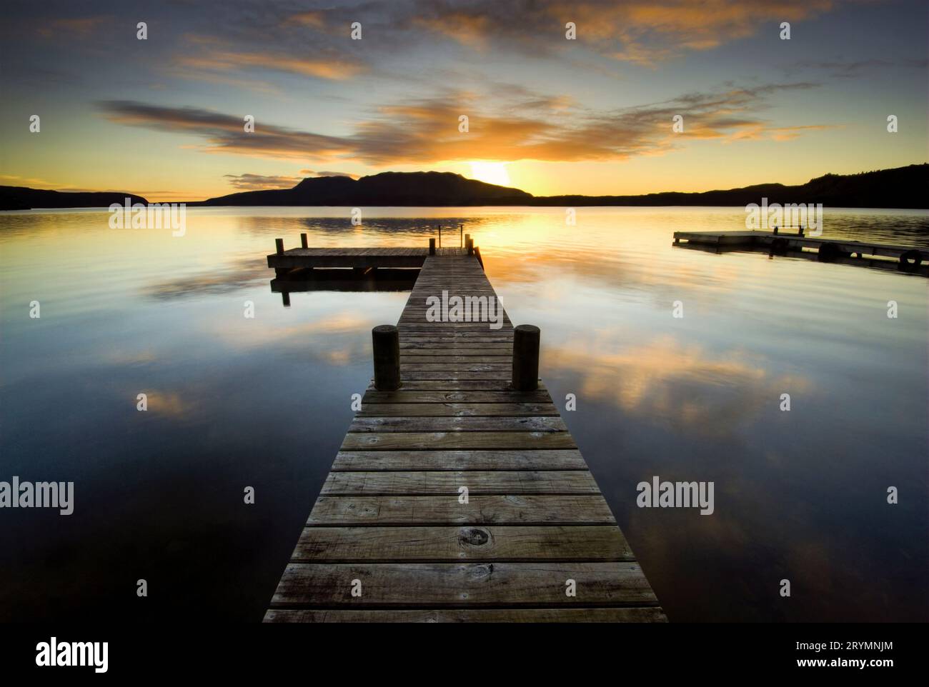 Couleur tôt le matin sur le lac Tarawera avec jetée de bateau au premier plan. Lever du soleil, lac Tarawera, Rotorua, Nouvelle-Zélande Banque D'Images