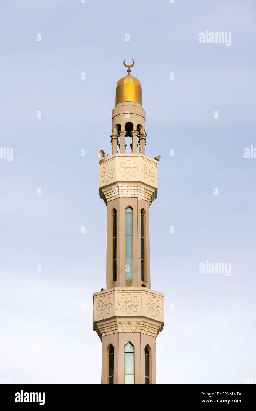 Minaret de la mosquée contre le ciel bleu à Abu Dhabi, eau Banque D'Images