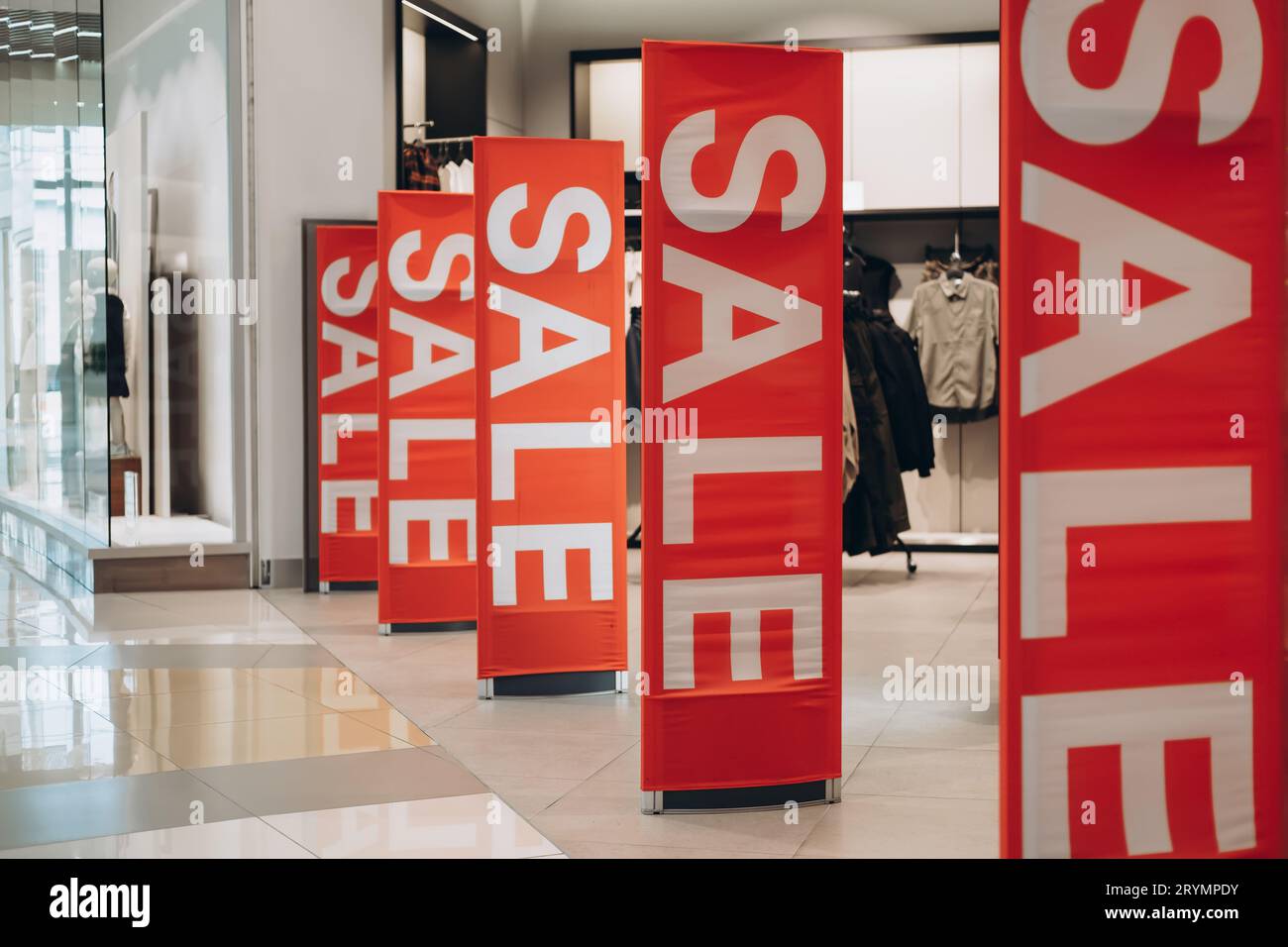 Barnaul, Russie - 7 août 2020. SOLDE de bannières rouges. Soldes du Vendredi fou et réductions saisonnières Banque D'Images