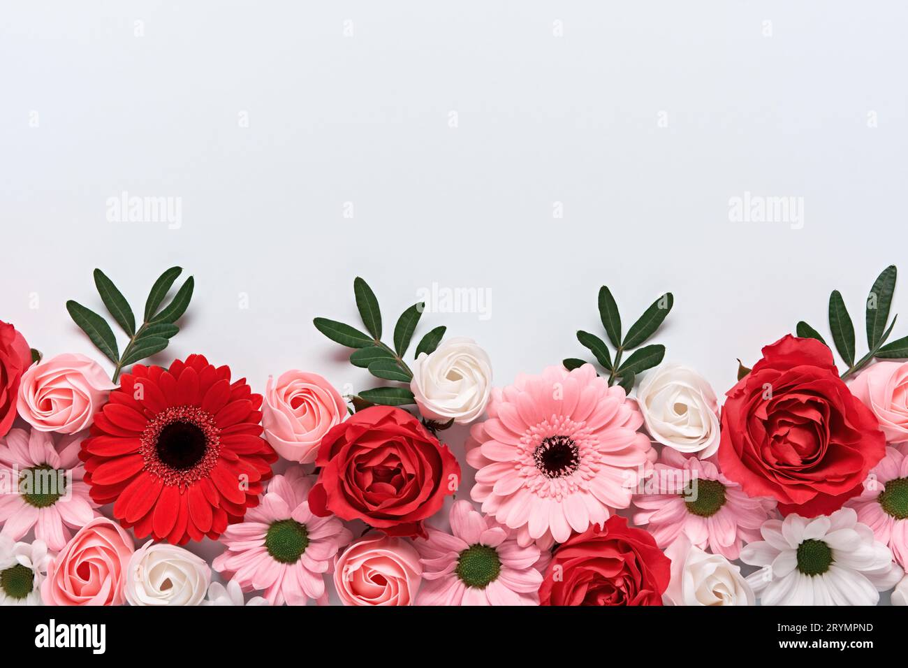 Composition florale de roses et gerberas sur fond gris. Arrangement de belles fleurs Banque D'Images