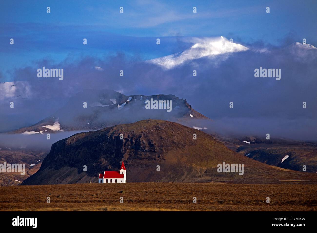 Snaefellsjoekull avec l'église IngjaldshÃ³lskirkja, parc national de Snaefellsjoekull, Islande, Europe Banque D'Images