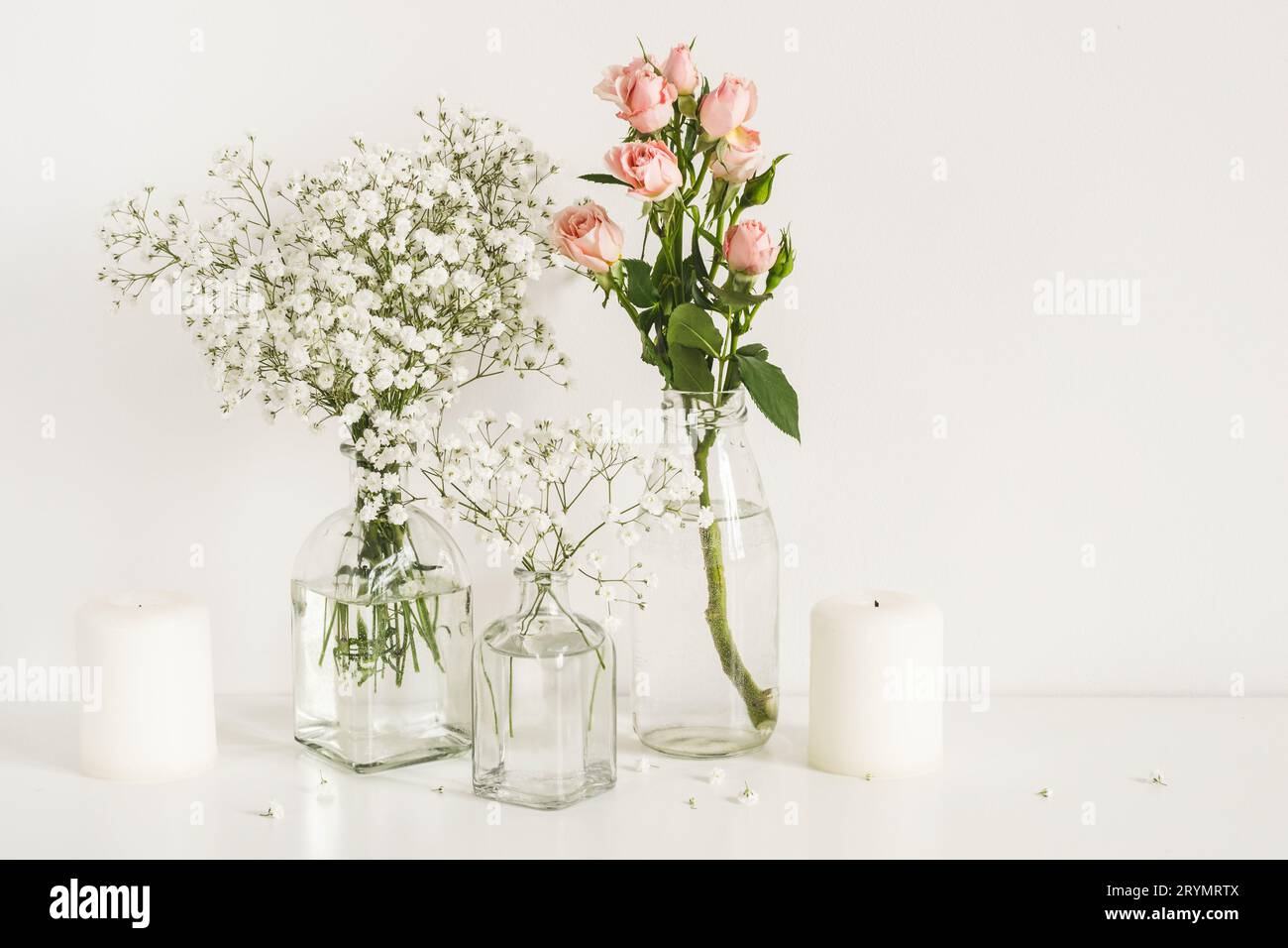 Arrangement romantique de fleurs de mariage sur fond de mur de table. Maquette vue de face Banque D'Images Arrangement romantique de fleurs de mariage sur fond de mur de table. Maquette vue de face Banque D'Images