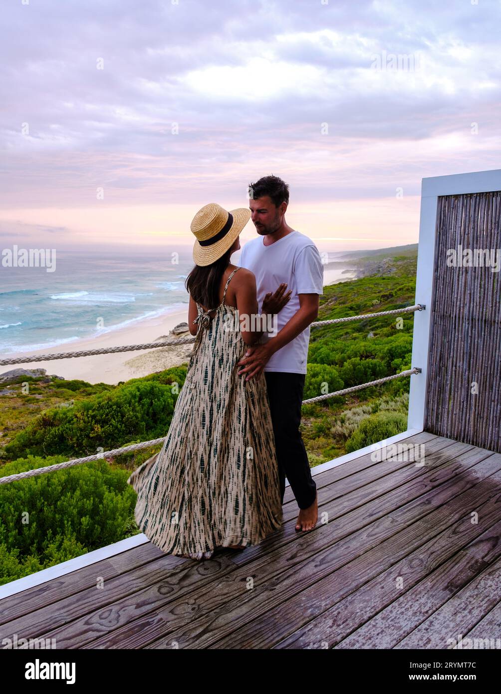 Un couple d'hommes et de femmes regardant coucher du soleil à de Hoop nature Reserve South Africa Western Cape Banque D'Images