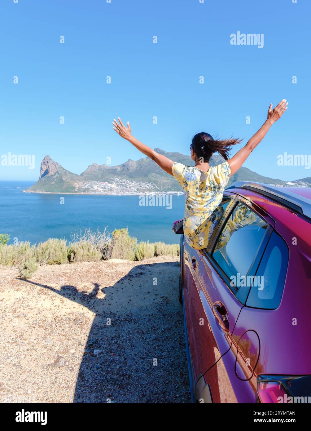 Femme devant une fenêtre de voiture les mains levées, une voiture à Chapmans Peak Drive au Cap en Afrique du Sud Banque D'Images Femme devant une fenêtre de voiture les mains levées, une voiture à Chapmans Peak Drive au Cap en Afrique du Sud Banque D'Images