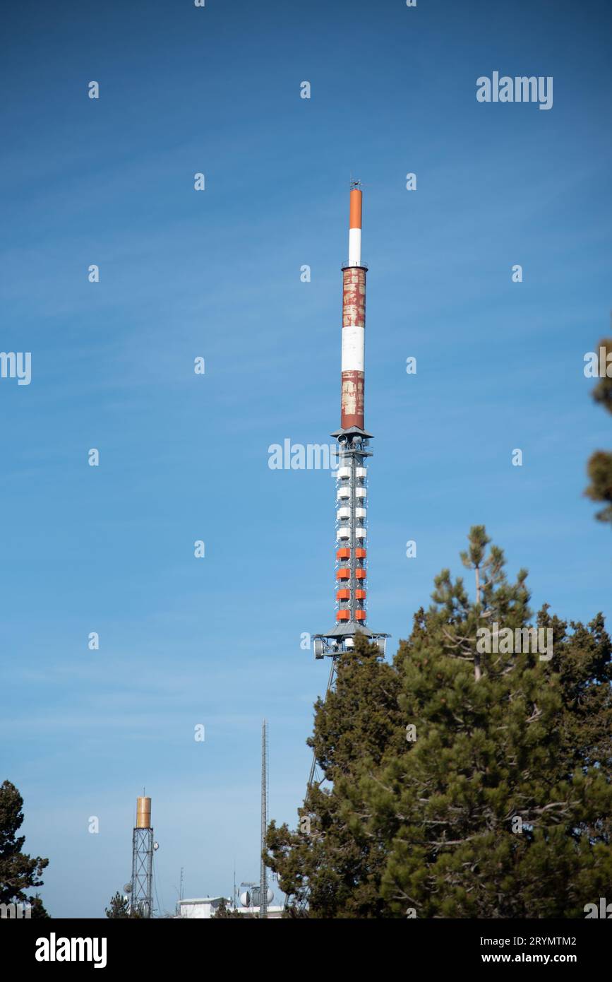 Tour de communication sur un bâtiment avec antenne 4G 5G et antenne parabolique contre le ciel bleu. COM. Mobile Banque D'Images