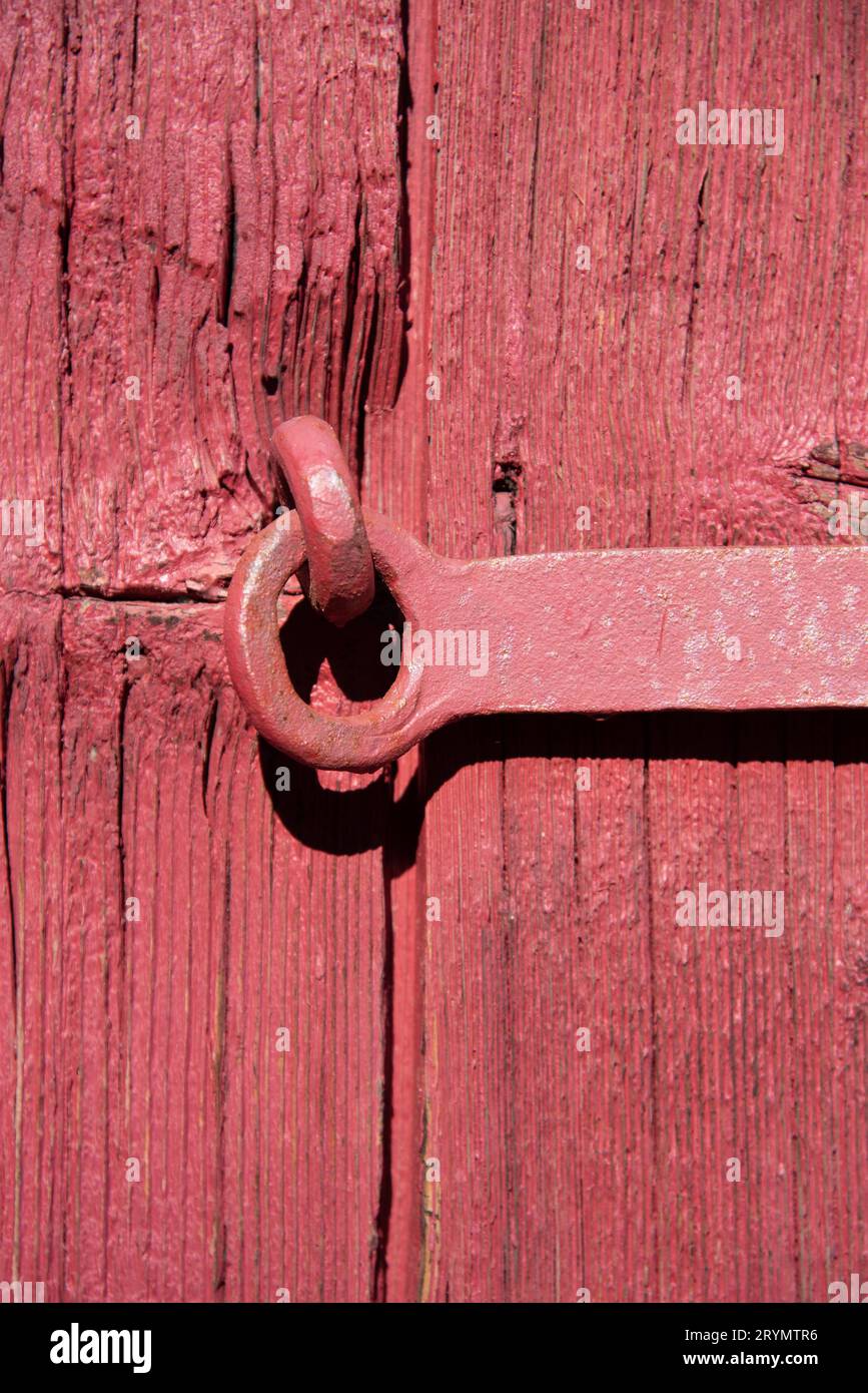 Fond en bois de porte en bois rouge. Casier de sécurité en fer métallique. Textures de bois Banque D'Images
