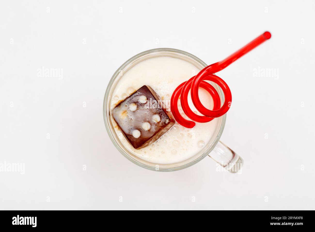 Verre de délicieux milkshake ou smoothie avec de la glace au chocolat. Banque D'Images