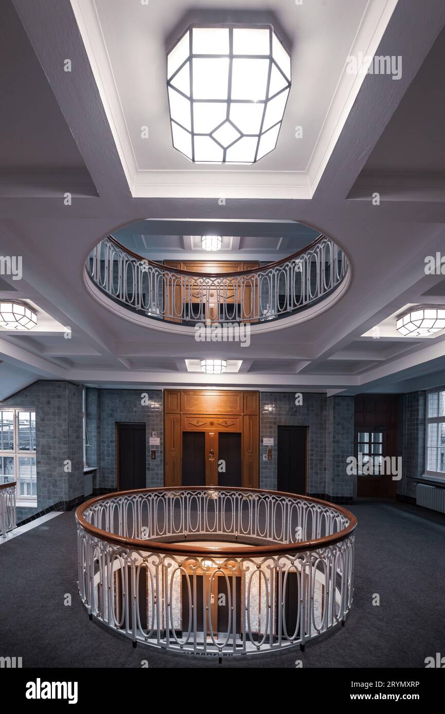 Joyaux cachés de Hambourg : exploration des escaliers fascinants dans les anciens édifices Banque D'Images