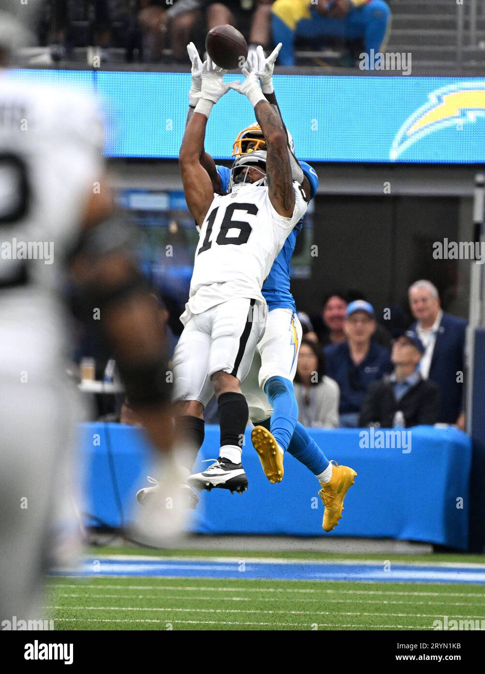 Inglewood, États-Unis. 01 octobre 2023. Le receveur des Raiders Jacobi Meyers (16) attrape le ballon devant le cornerback des Chargers Michael Davis au SOFI Stadium le dimanche 1 octobre 2023 à Inglewood, en Californie. Les Chargers battent les Raiders 24-17. Photo de Jon SooHoo/UPI crédit : UPI/Alamy Live News Banque D'Images