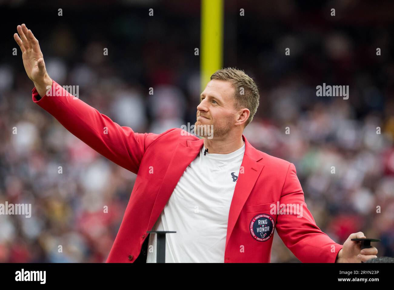 1 octobre 2023 : J.J. Watt fait signe aux fans après avoir été intronisé au Houston Texans Ring of Honor lors d'un match entre les Steelers de Pittsburgh et les Texans de Houston à Houston, Texas. Trask Smith/CSM Banque D'Images