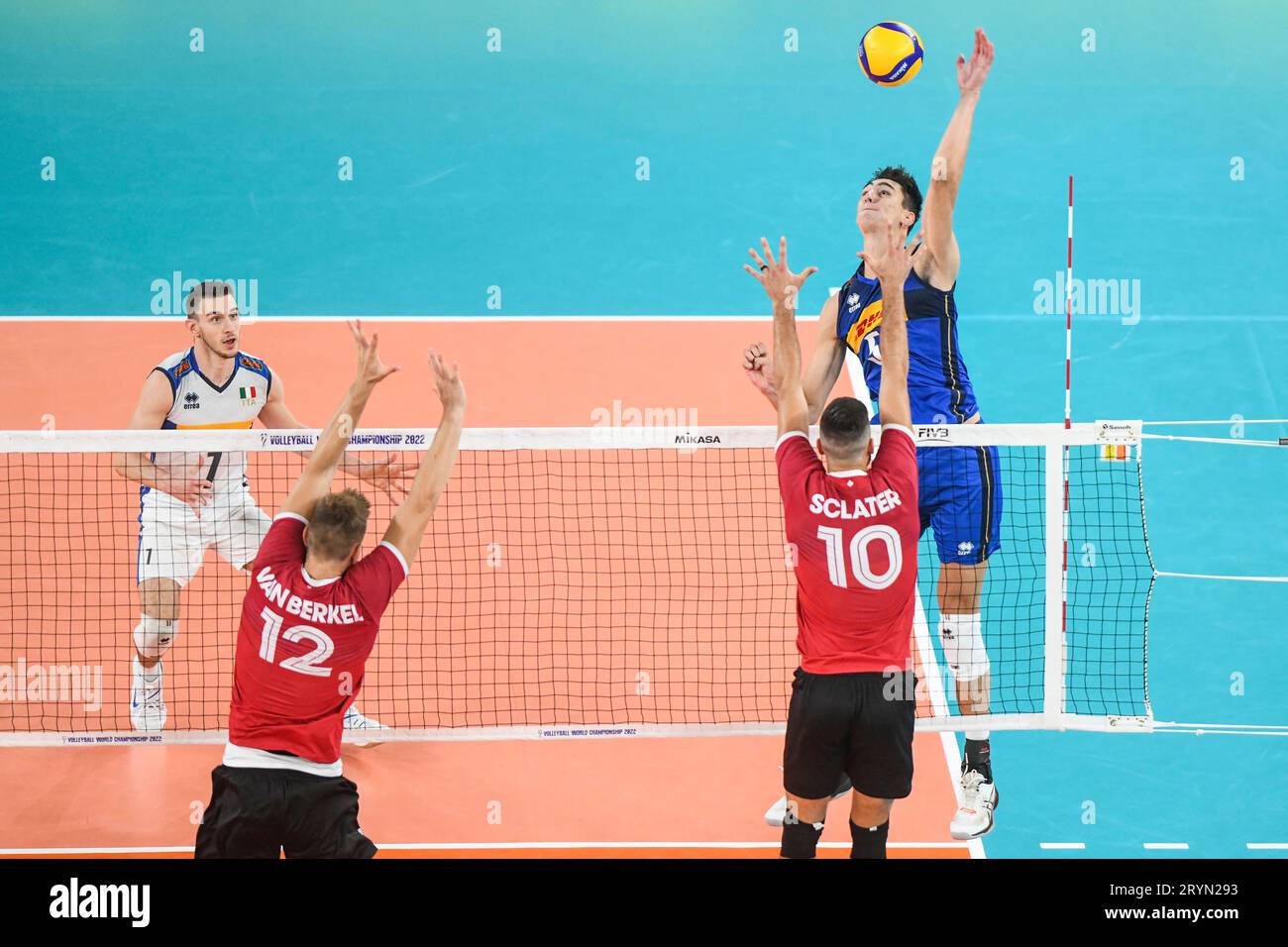Alessandro Michieletto (Italie) ; Lucas Van Berkel, Ryan Sclater (Canada). Championnat du monde de volleyball 2022. Banque D'Images