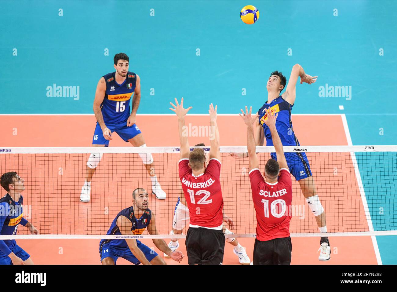 Alessandro Michieletto (Italie) ; Lucas Van Berkel, Ryan Sclater (Canada). Championnat du monde de volleyball 2022. Banque D'Images